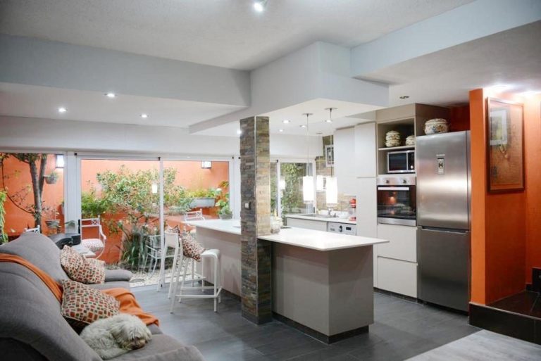 Sanarq SanArq, no es una empresa más de Reformas, es una colaboración integral, donde lo primero que hacemos es descubrir cuál es la esencia de lo que buscan y lo que quiere cada familia para transformar su casa en un hogar. Qué problema resuelve:.. el de lidiar con constructores, industriales y no saber que combinaciones de colores o materiales poner en cada espacio de su casa, el estudio de Feng Shui, les da específicamente, colores, materiales y texturas que deben estar en cada uno de los espacios, equilibrando la energía y potenciando los dones de cada uno de los miembros de la familia. Acompaño a las familias a tener hogares felices.
